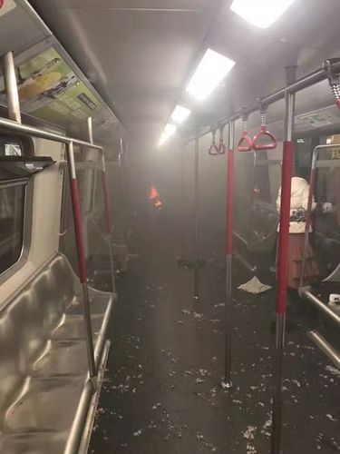 港铁列车炸弹爆炸，港铁起火