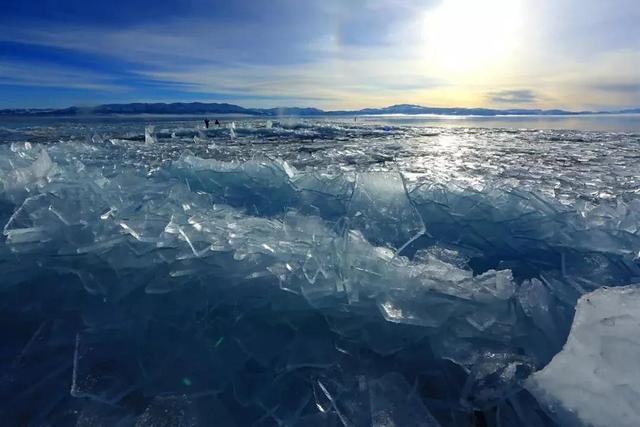 湖水为什么不易结冰，为什么湖水结冰水底不冷？